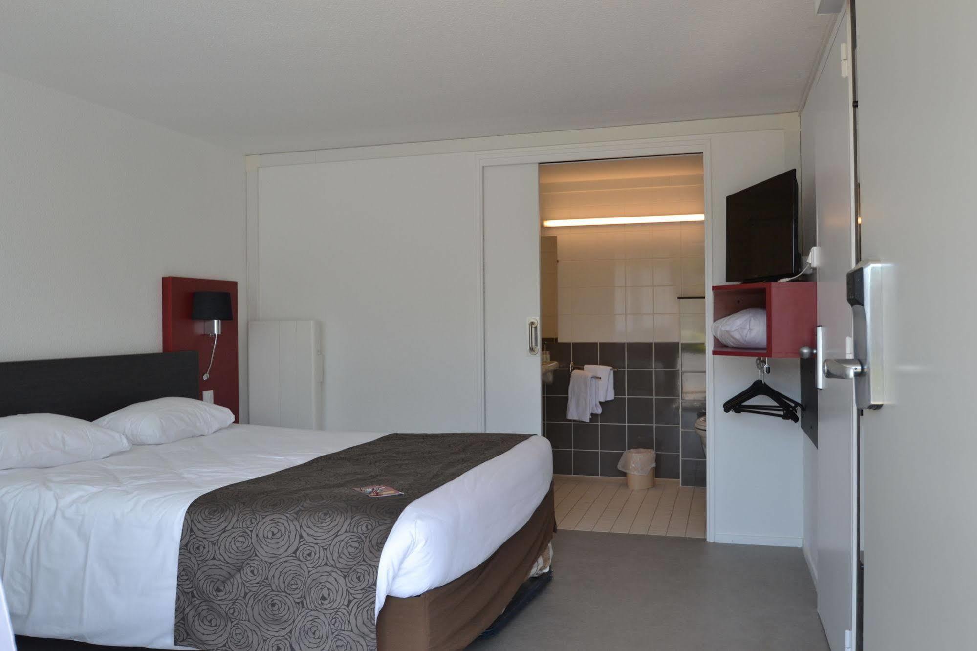 Brit Hotel Mayenne Zewnętrze zdjęcie