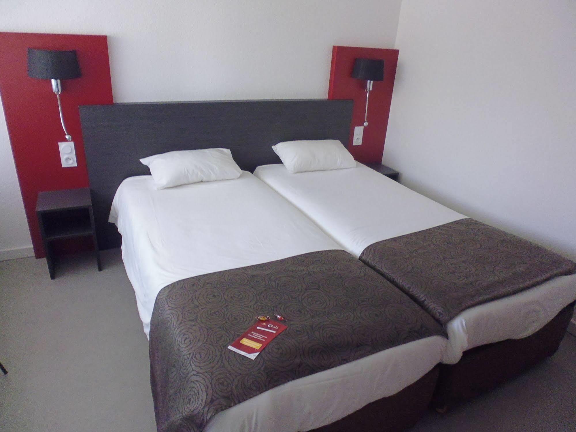 Brit Hotel Mayenne Zewnętrze zdjęcie