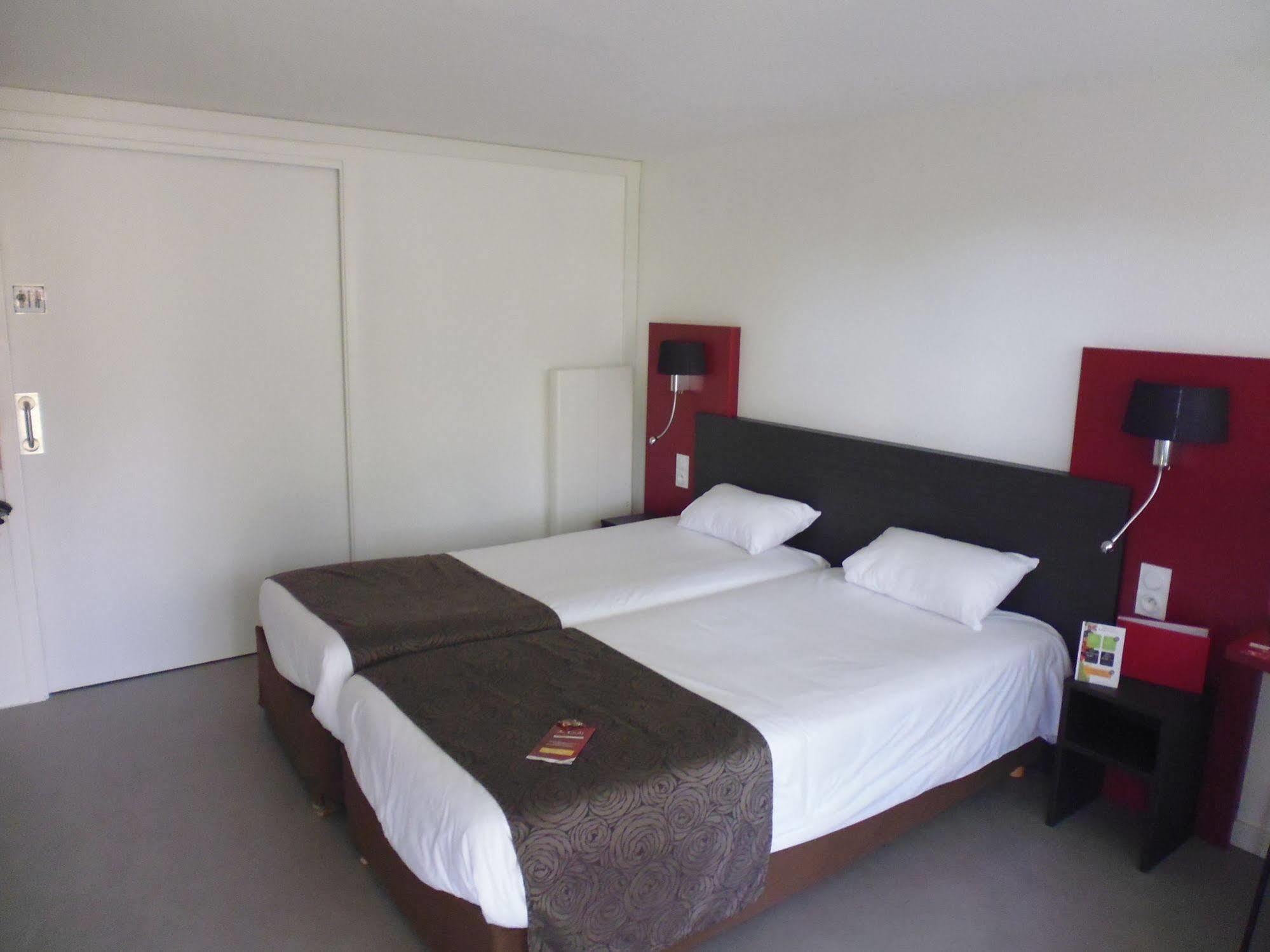 Brit Hotel Mayenne Zewnętrze zdjęcie