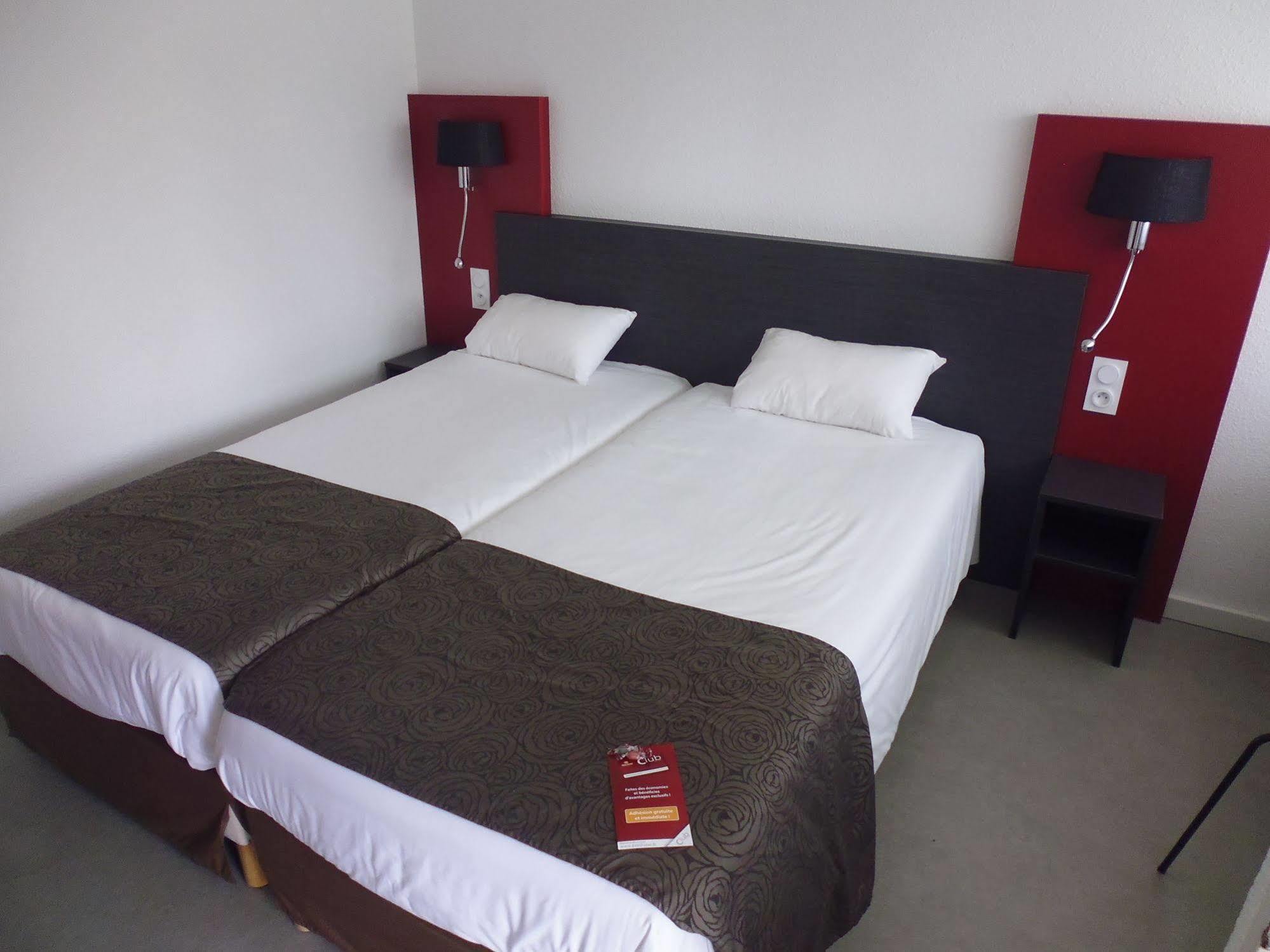 Brit Hotel Mayenne Zewnętrze zdjęcie